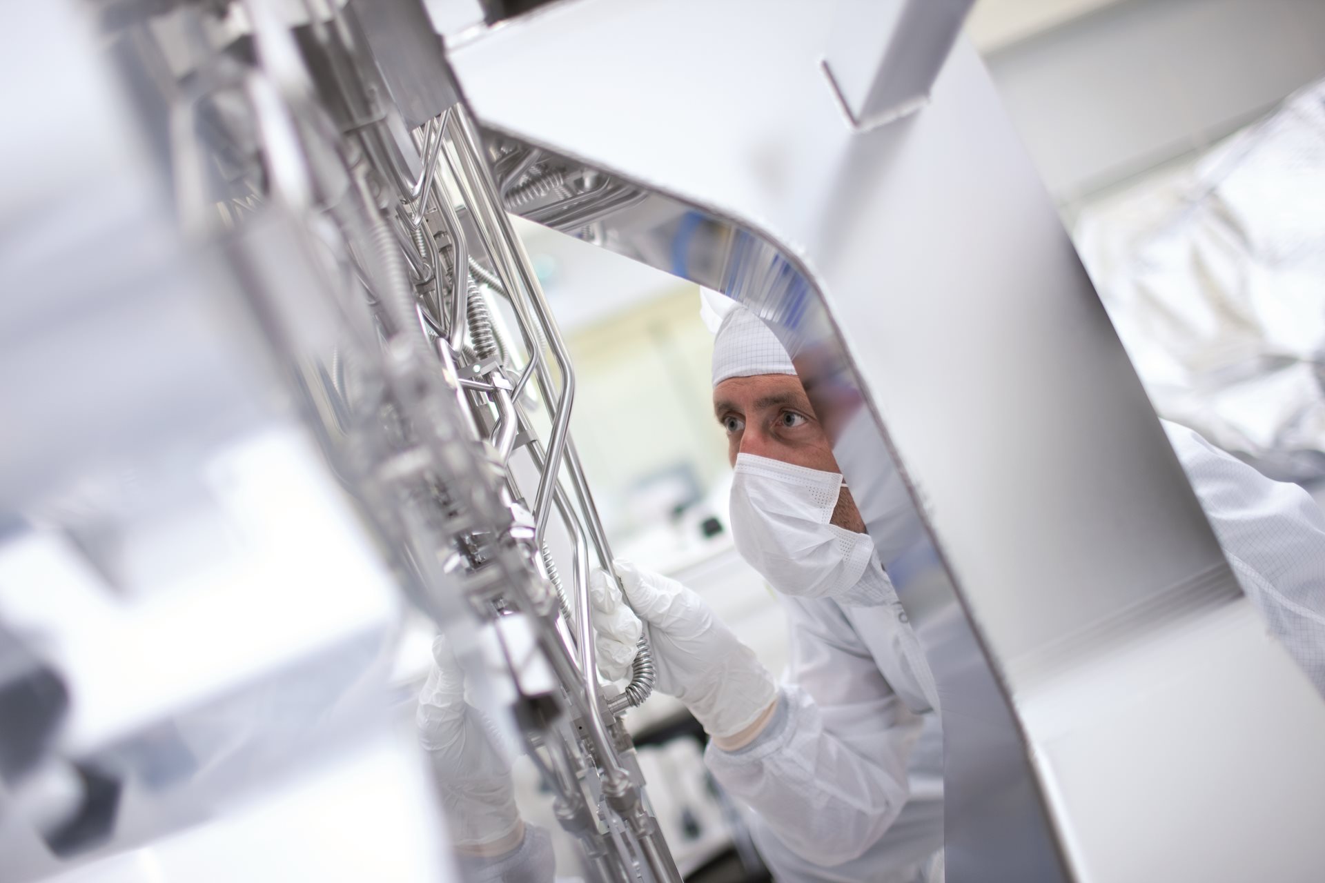 Ingenieur:in im Reinraum der Fertigung