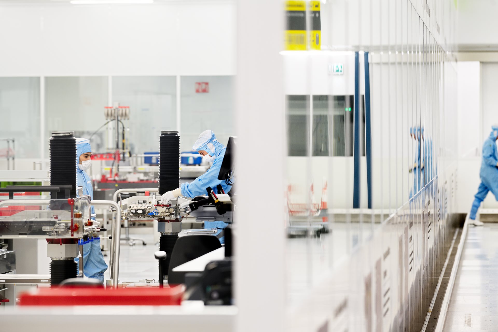 Montage eines Lithografiesystems im Reinraum