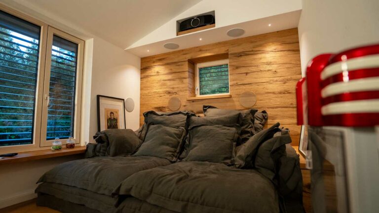 Mini cinema in a dream house by the lake