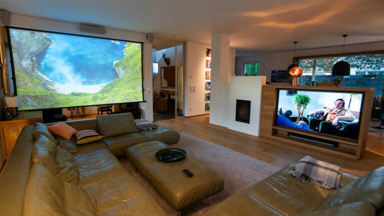 Dual solution in the living room cinema: hybrid setup of TV and screen