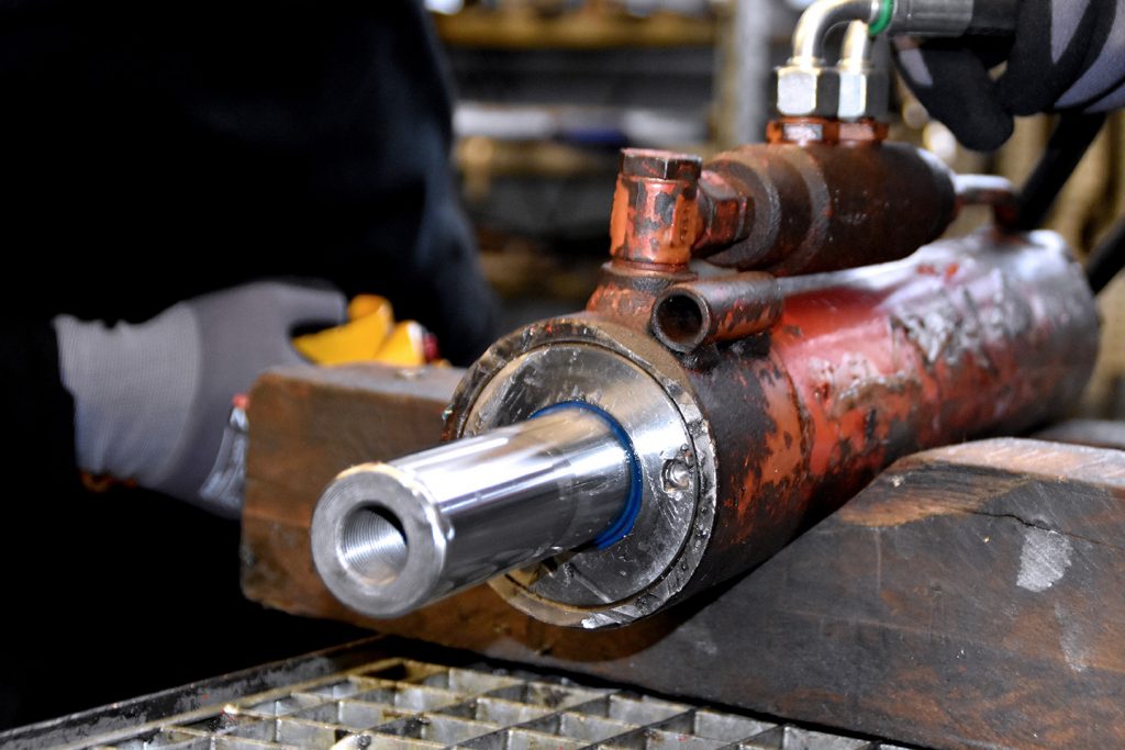 Arbeit an hydraulischen Komponenten