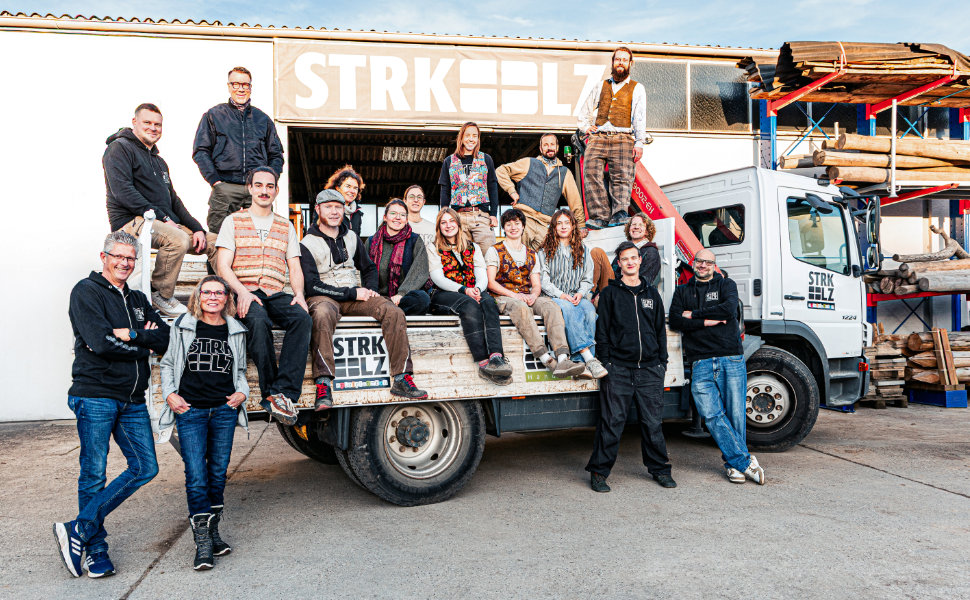 Team vor der Lagerhalle in Eberdingen