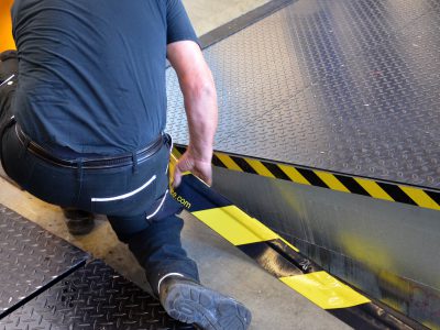 Montage Spaltabdichtung SAML an Laderampe