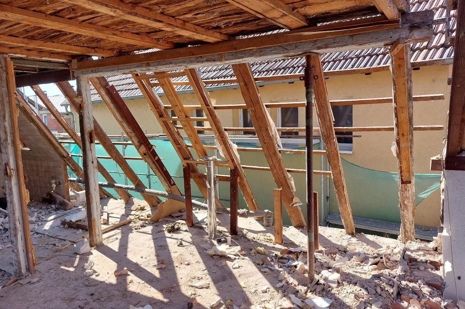 Rückbau eines Dachstuhls