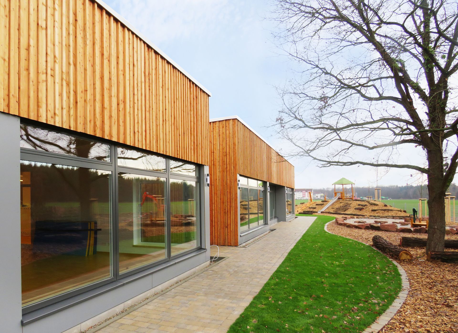 Holzfassade mit Glasfront