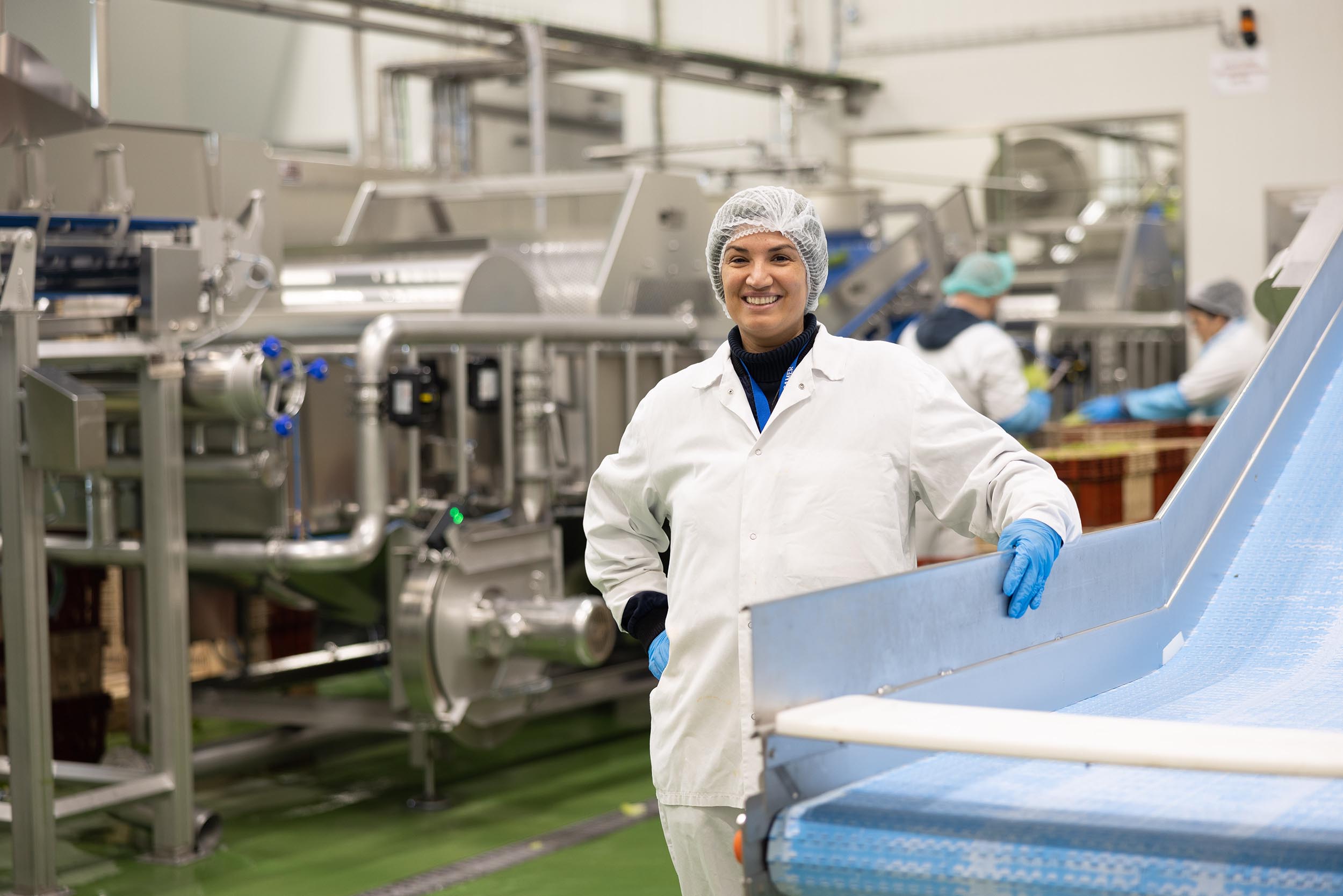 Produktionsmitarbeiterin bei der Verarbeitung