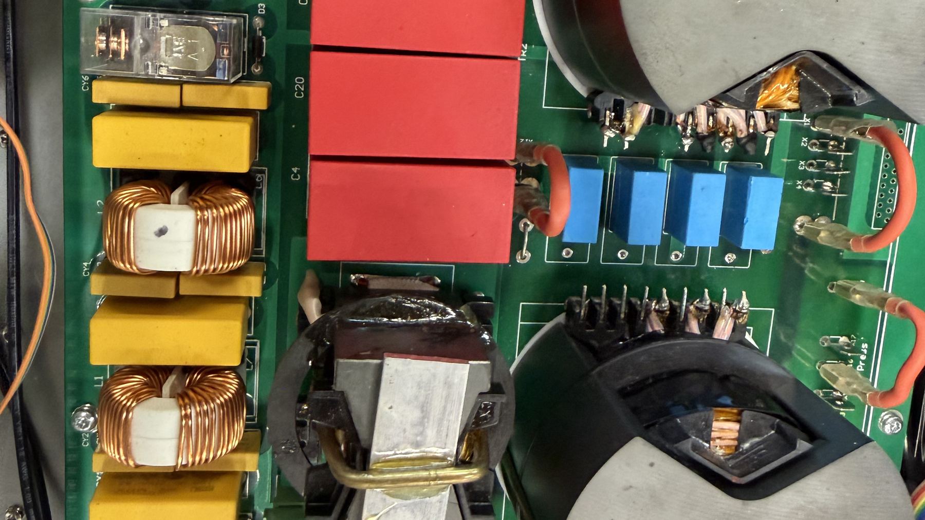 Reparaturbank: geöffneter Ultraschallgenerator mit Netzfilter und Drosseln