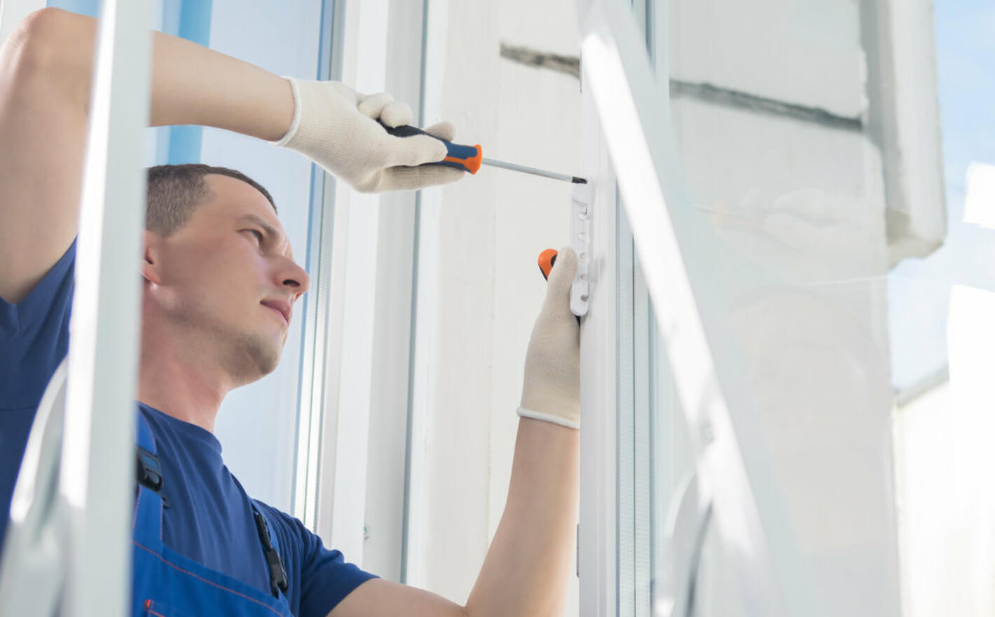 Service-Techniker bei Wartung vor Ort