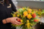 Floristin bindet einen bunten Blumenstrauß