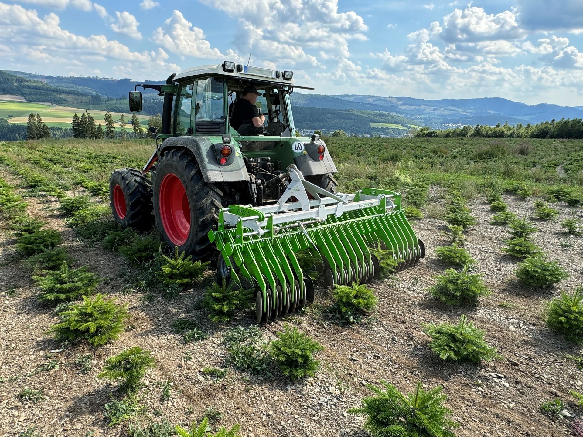 Mulchgerät zwischen Bäumen