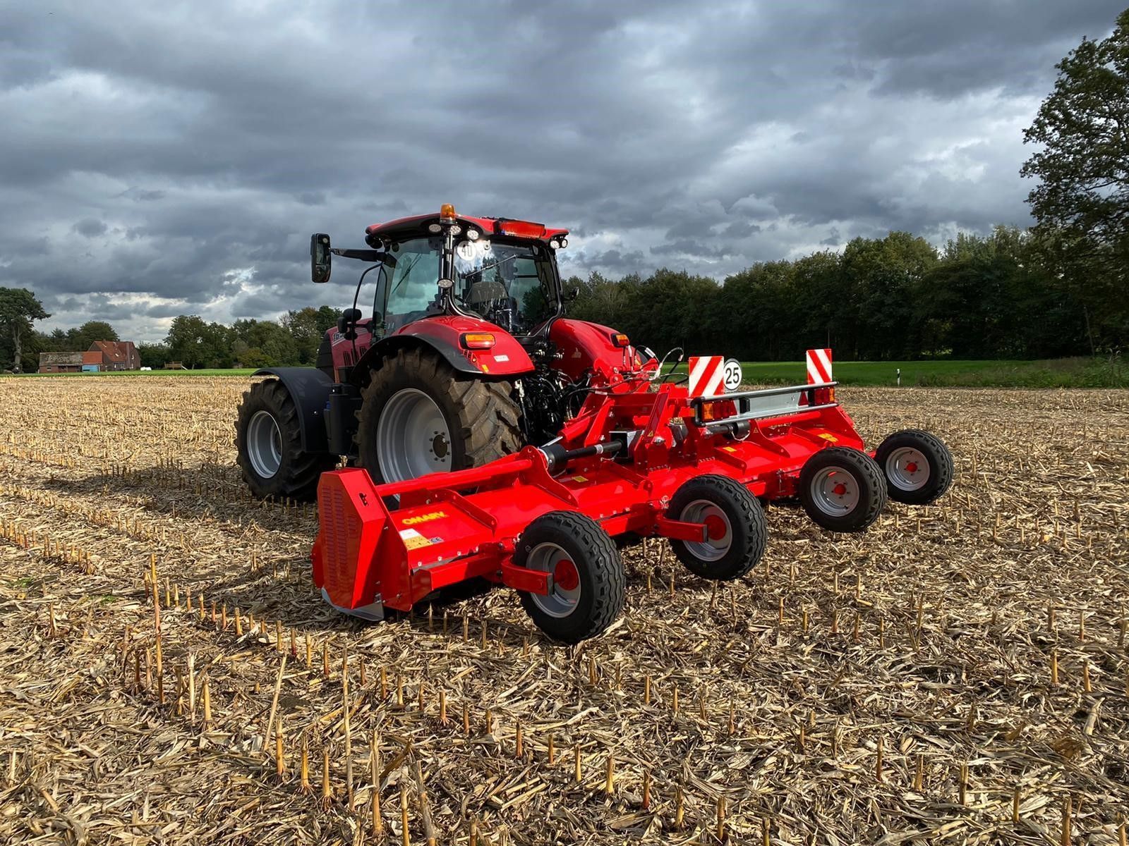 Traktor mit Anbaugerät