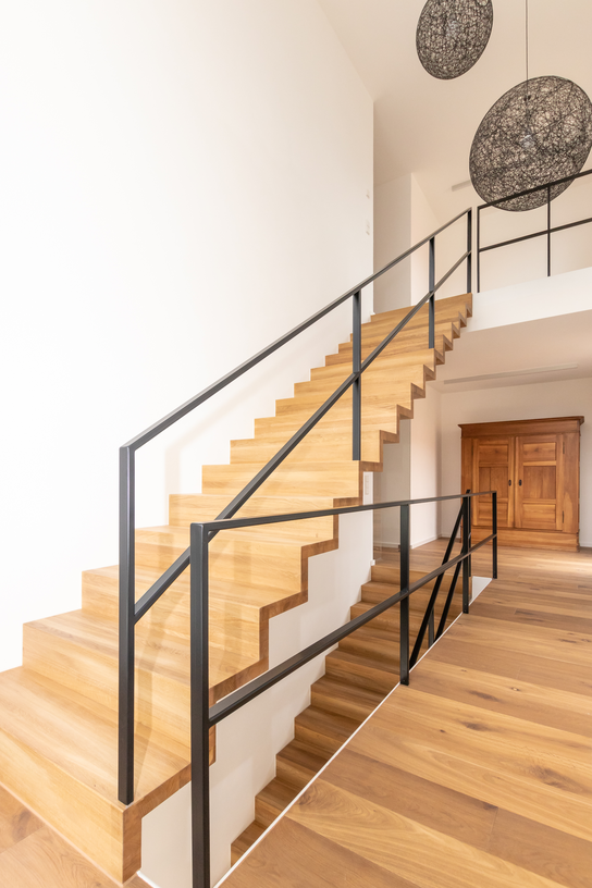 Faltwerktreppe mit Metallgeländer