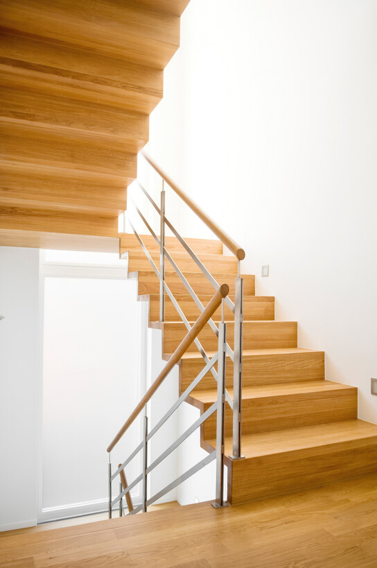 Faltwerktreppe in Wendlingen aus Eichenholz mit Stahlgeländer