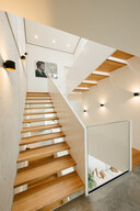 Split-Level-Treppe mit brüstungshohen Wangen