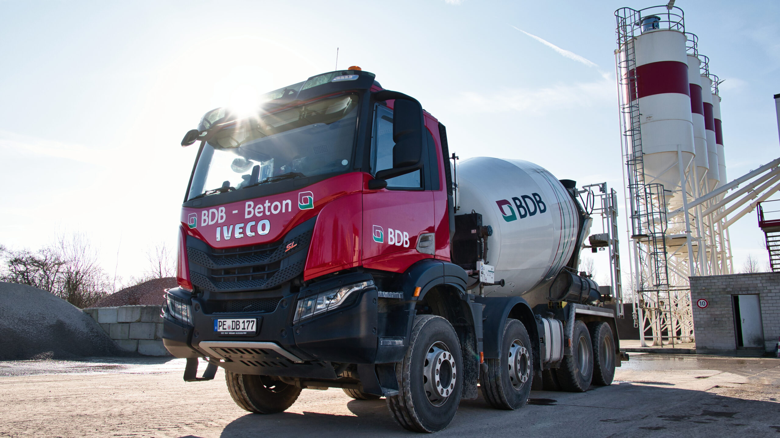 Betonmischer vor Silos am Werkgelände