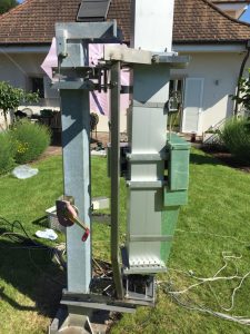 Drehbarer Teleskopturm im Garten montiert