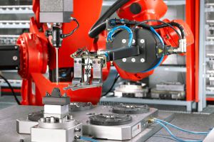 Automatisierte Fertigungszelle mit Knickarmroboter