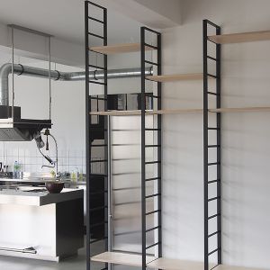 Raumhohes Küchenregal mit variablen Holzböden