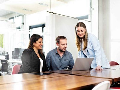 Team bei der Projektarbeit in Bremen