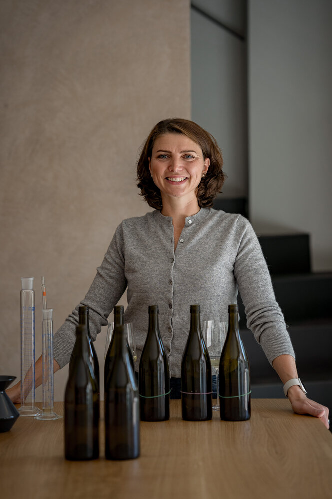 Gesine Roll beim Cuvéeieren von Sauvignon Blanc und Chardonnay
