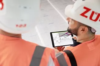Projektmanagement mit Tablet auf der Baustelle
