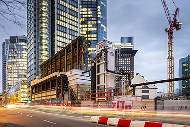 Hochbaustelle bei Nacht