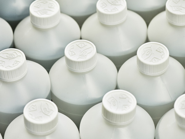 Chemikalienflaschen im Labor