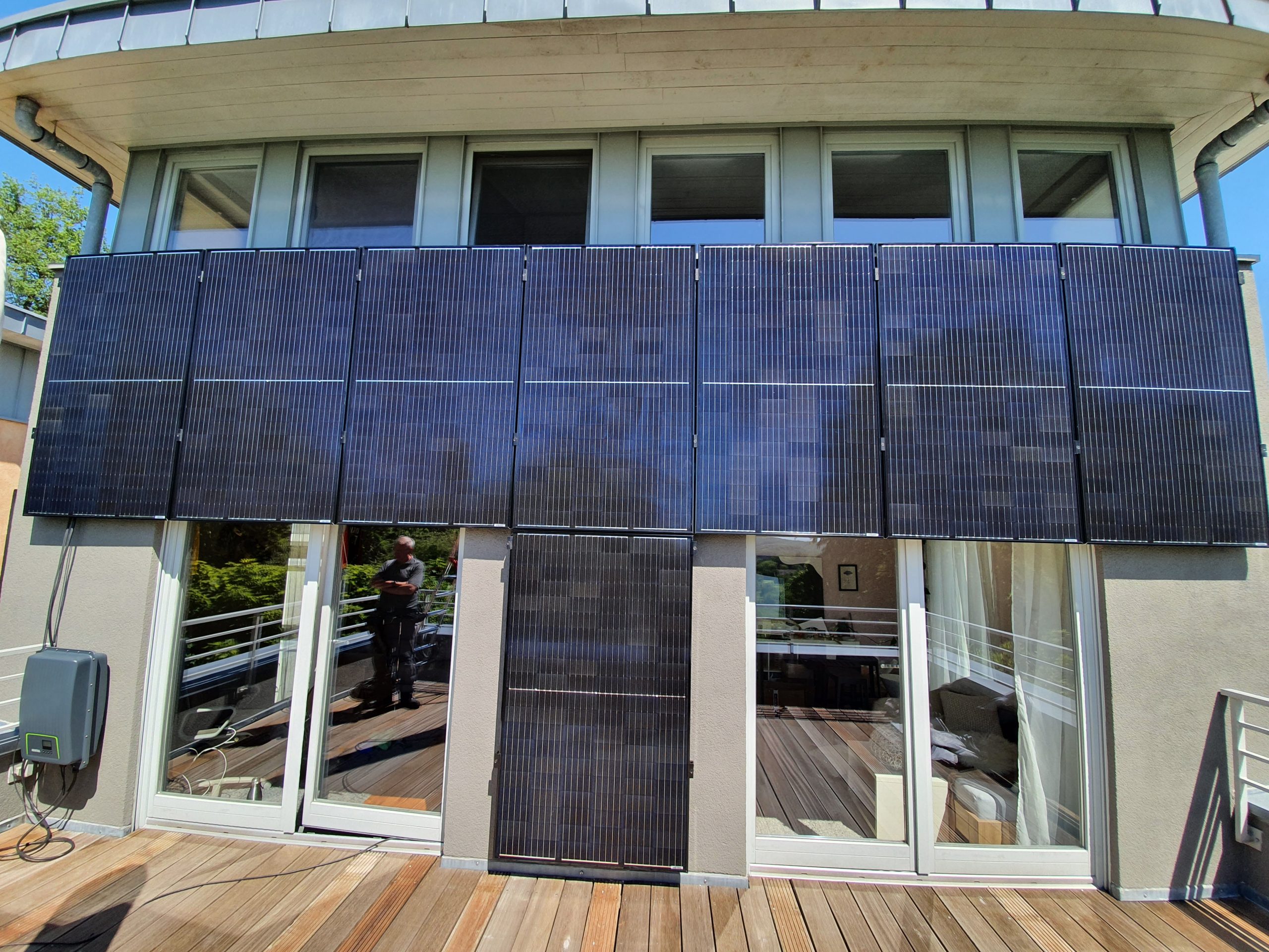 Glasfassade mit integrierten Solarmodulen