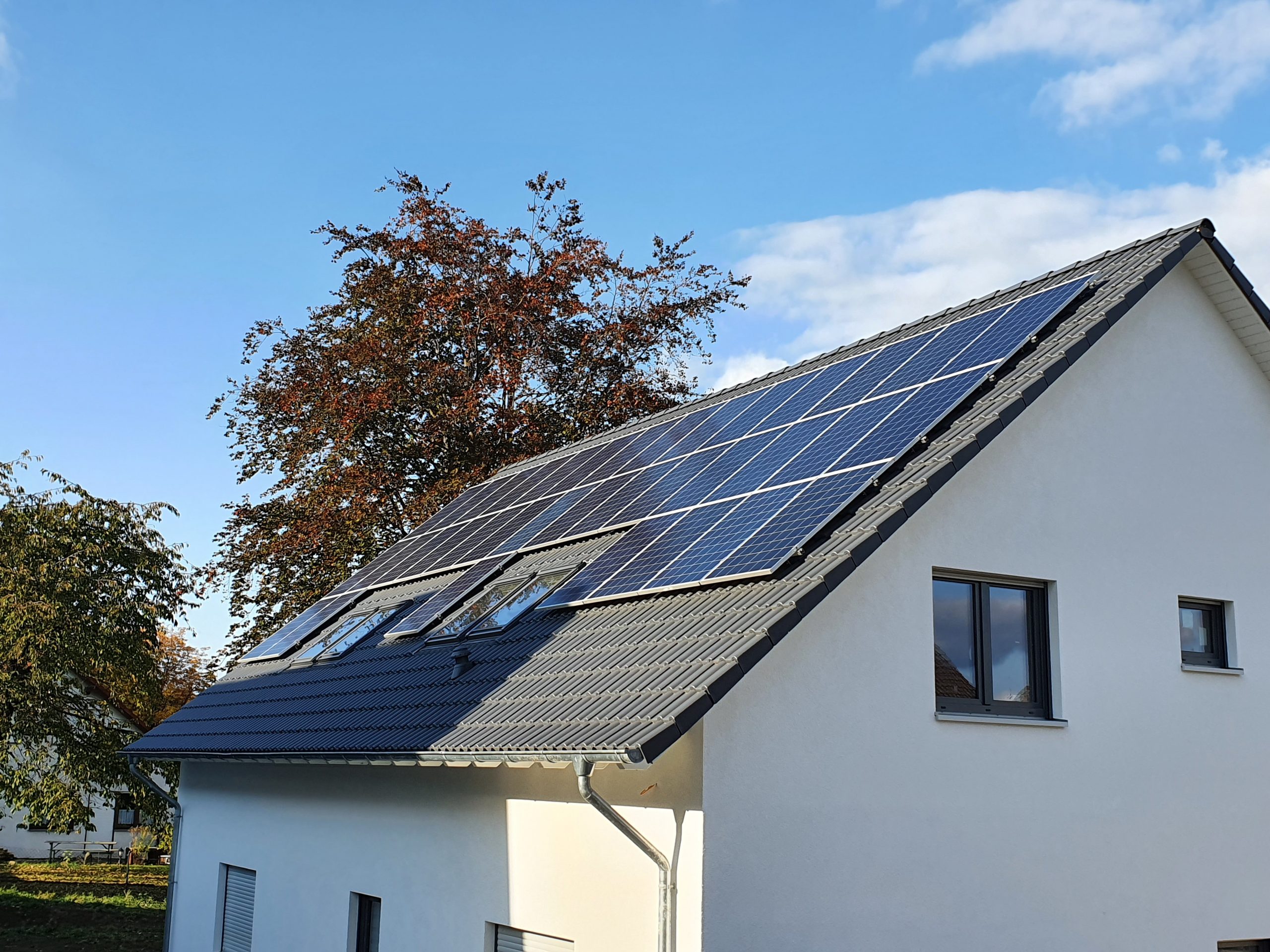 Einfamilienhaus mit großer Dach-PV-Anlage