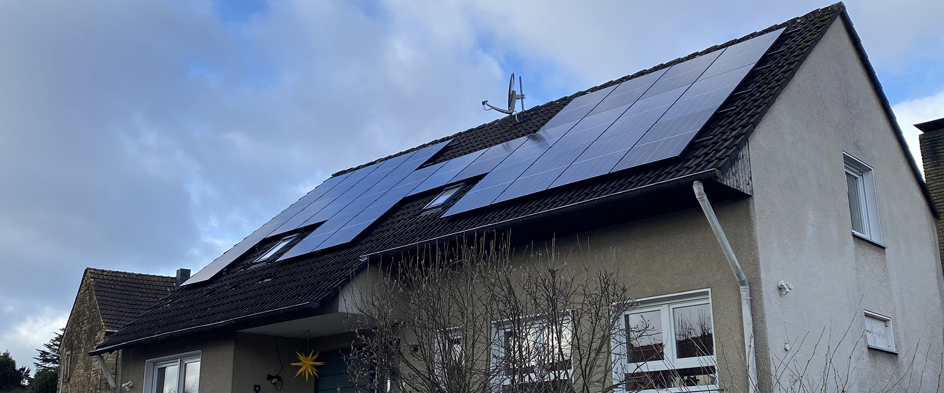 Dachanlage unter wolkigem Himmel
