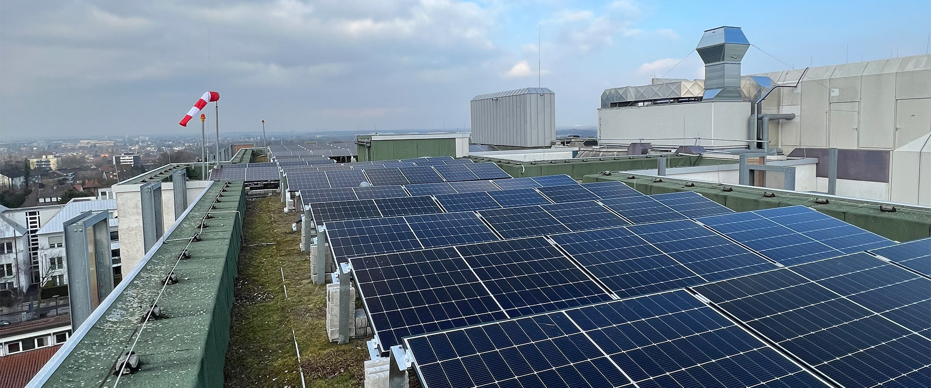 PV-Anlage auf begrüntem Gewerbedach