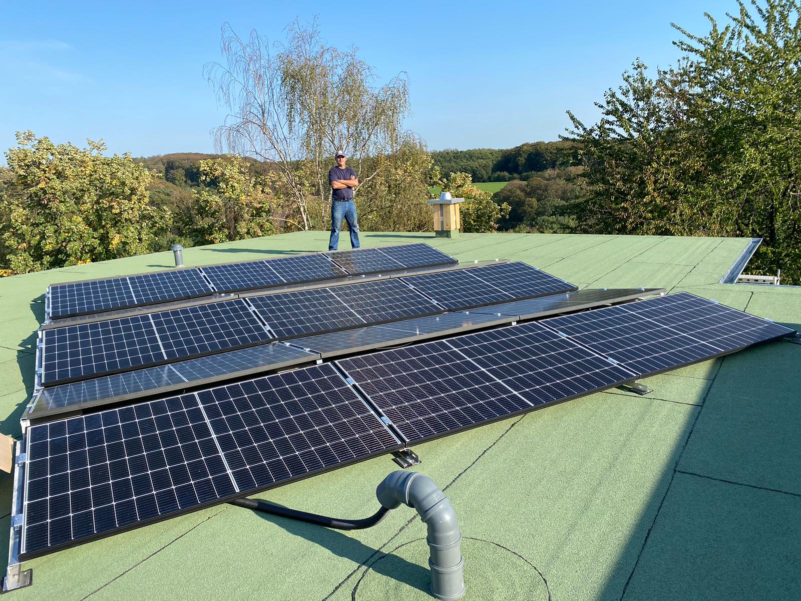 Flachdachinstallation mit Solarmodulen
