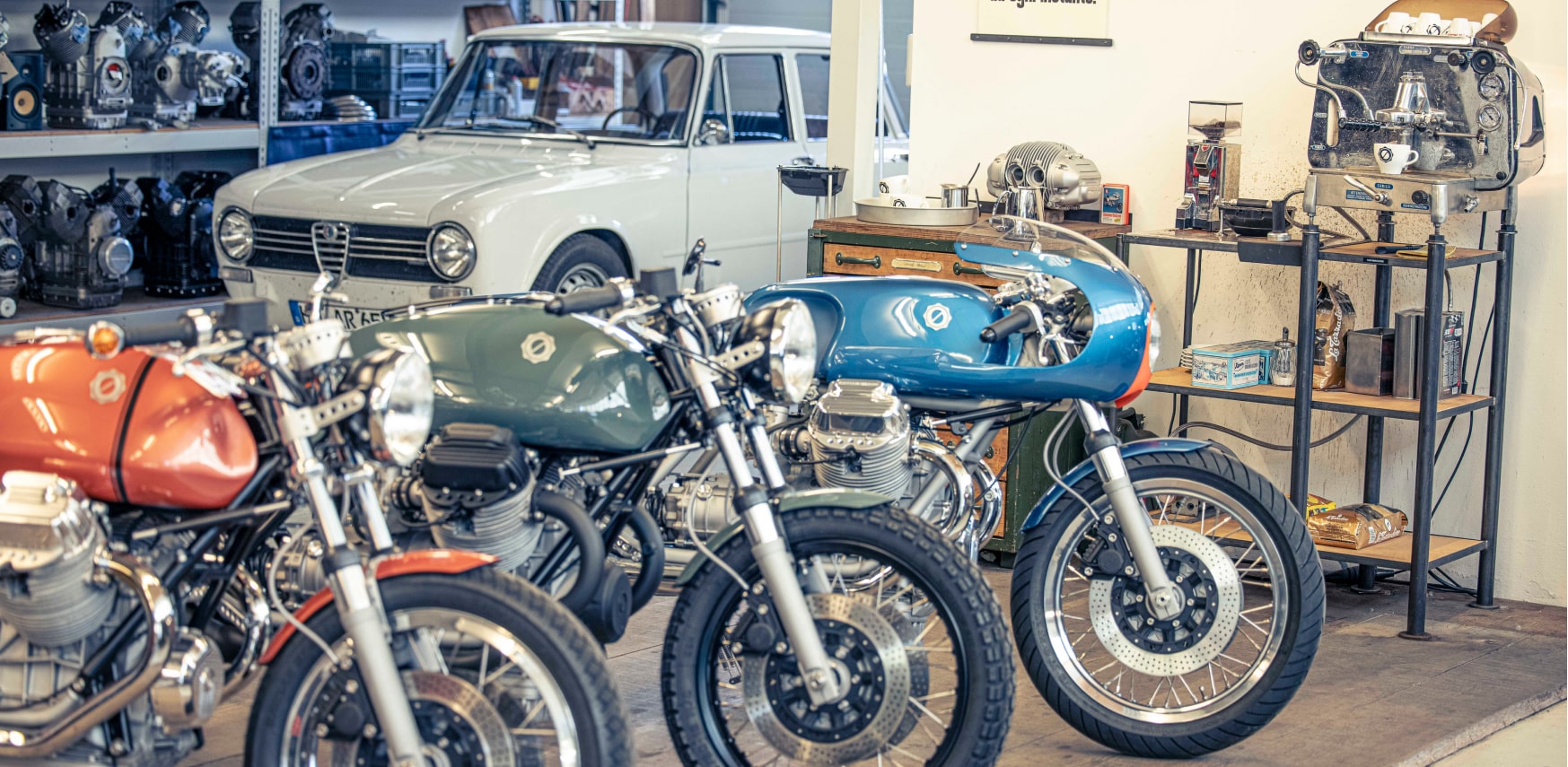 Drei Motorräder vor einem Alfa Romeo