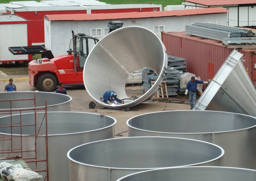 Vor-Ort-Montage und Schweißen der Rohmaterialsilos