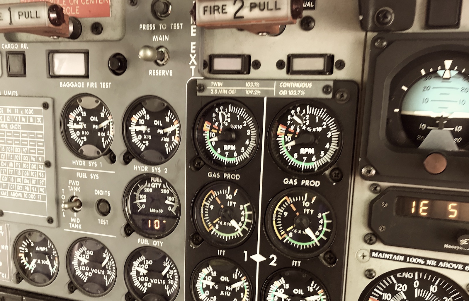 Cockpit eines Bell 412 Hubschraubers