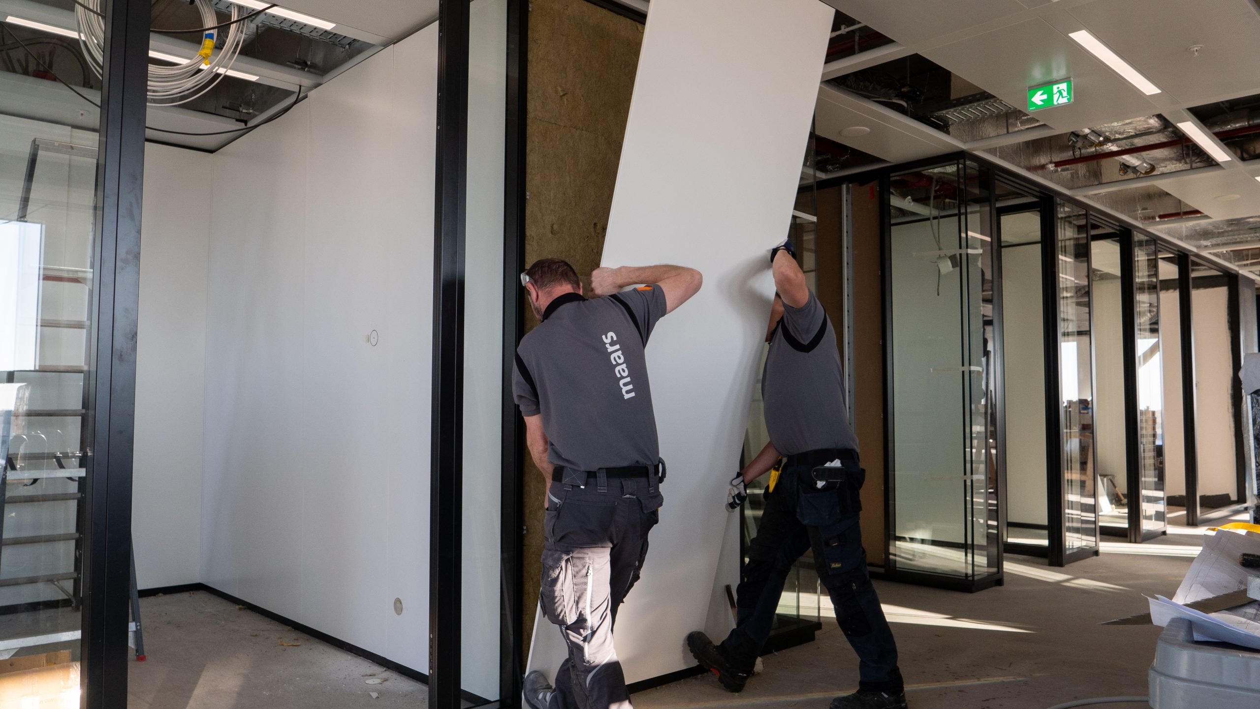 Montage einer modularen Wand durch zwei Maars-Monteure