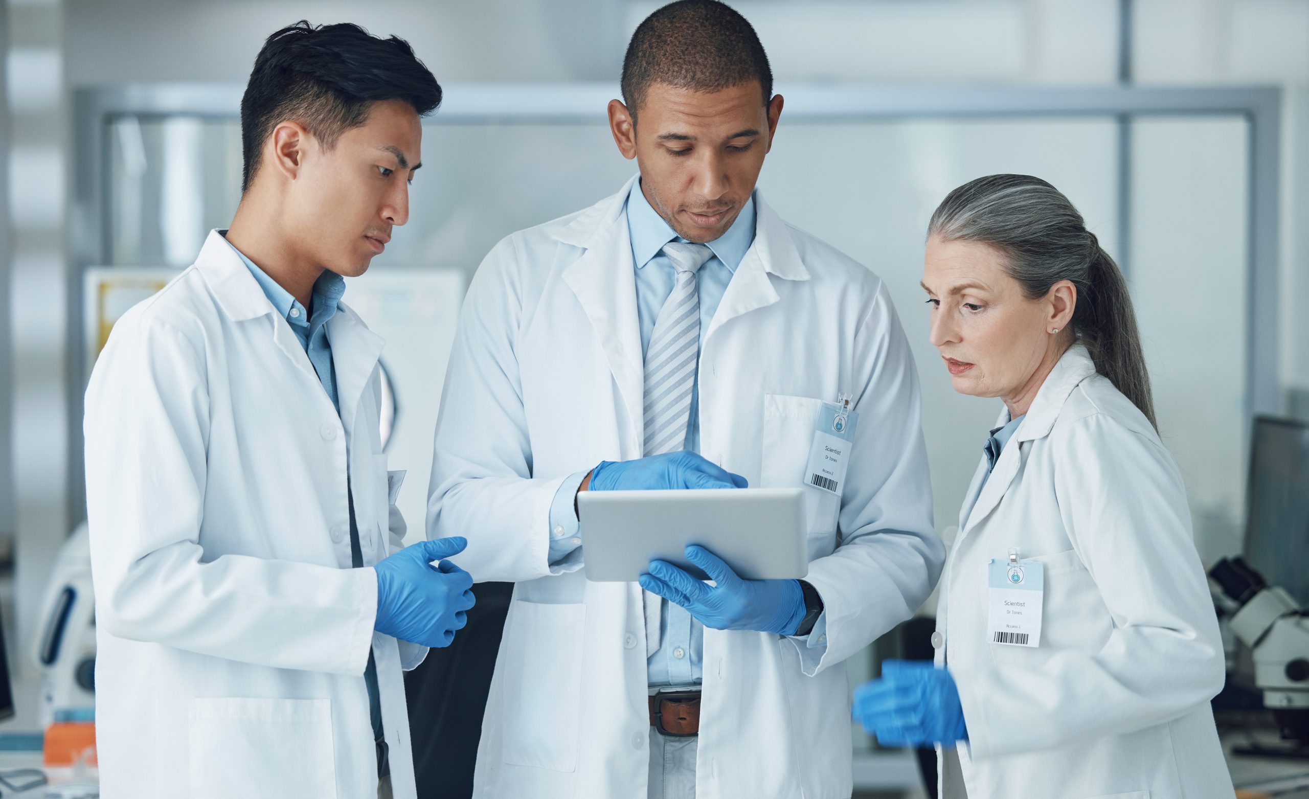 Wissenschaftliches Team im Laborumfeld
