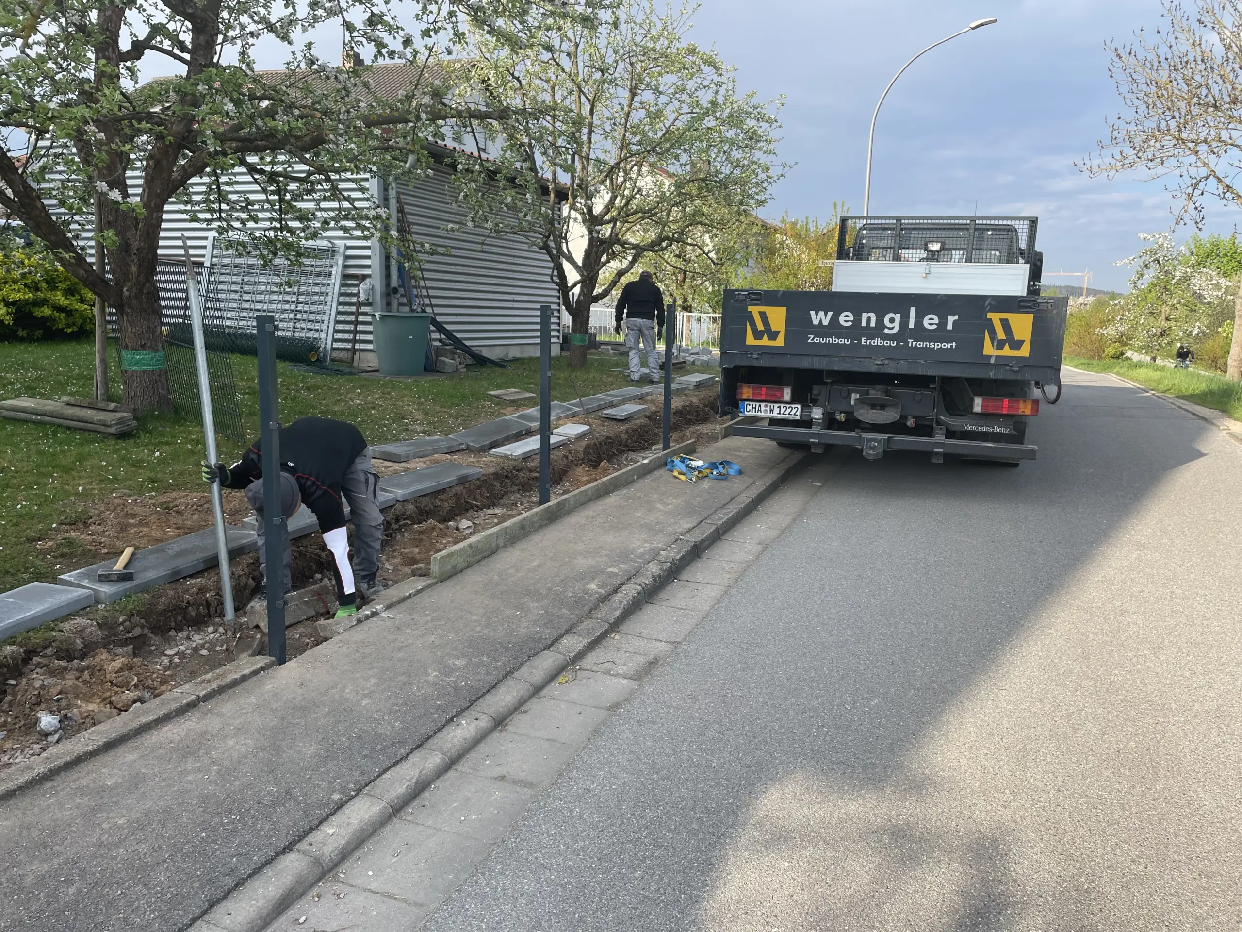 Zaunmontage im Gelände