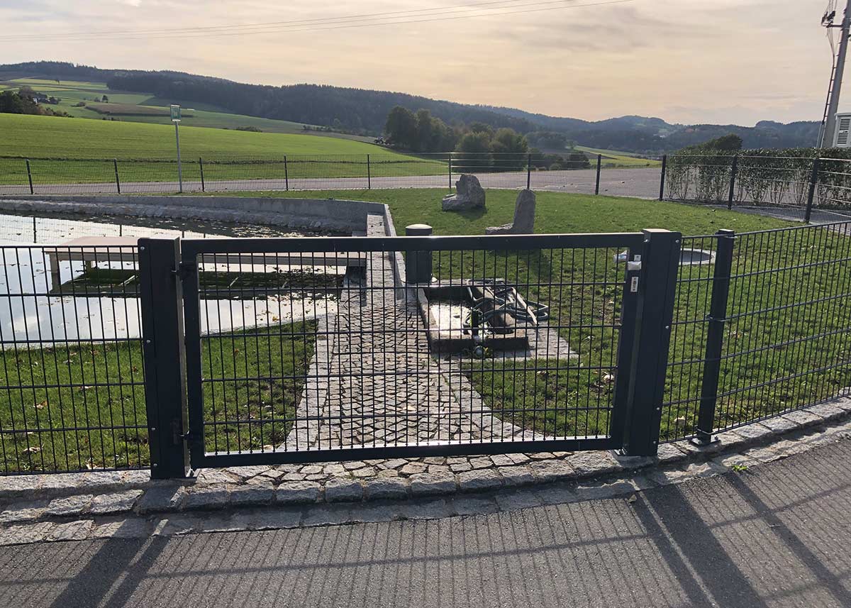 Doppelstabmattenzaun mit Gartentor