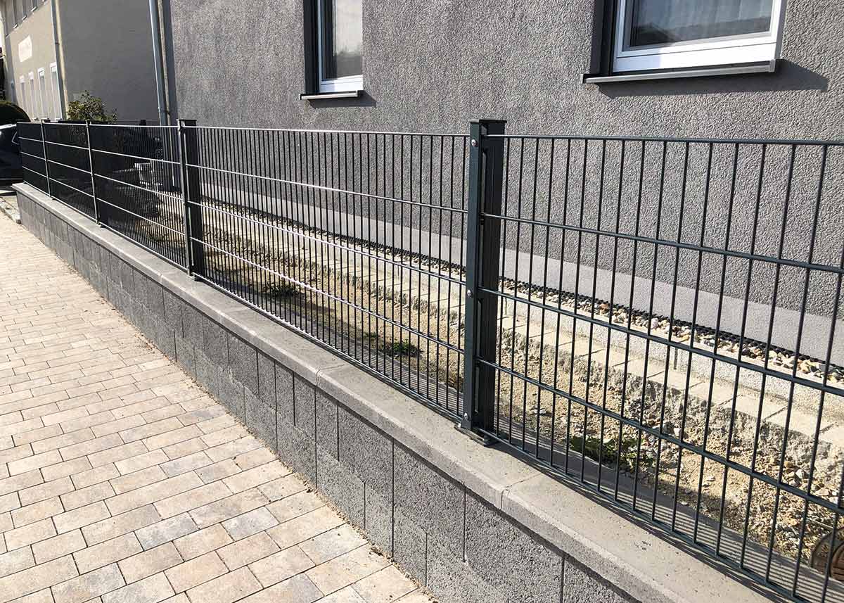 Doppelstabmattenzaun auf Sockelmauer