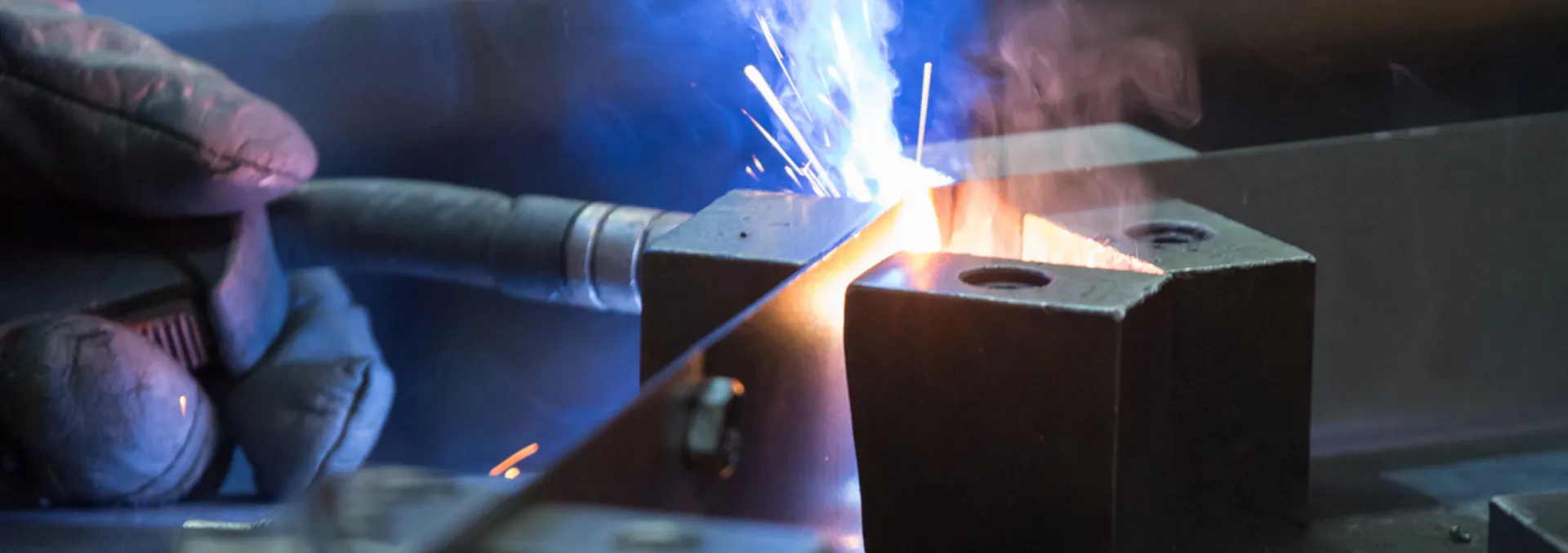Schweißen von Metallplatten mit Schutzgas