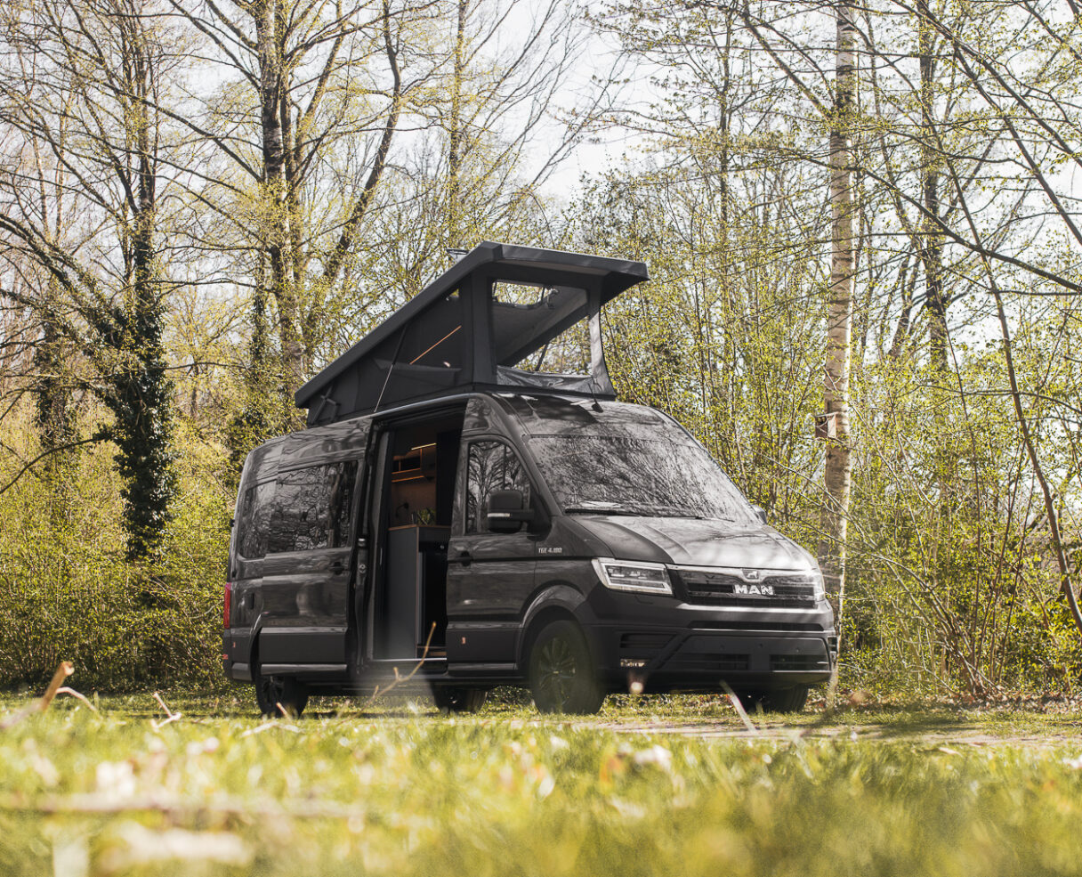 Camper-Komplettausbau mit Aufstelldach (Konzept Nomad)