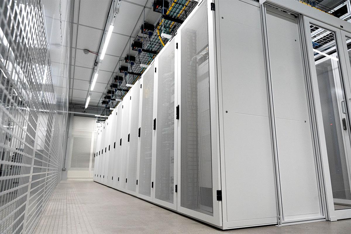 Datenhallen-Ausstattung (Server-Kabinette, Kabeltrassen)
