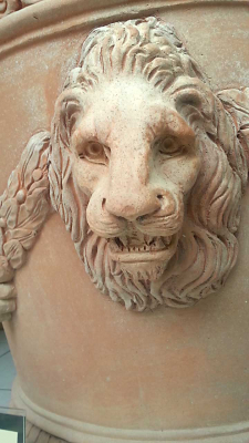 Löwenkopf aus Terracotta