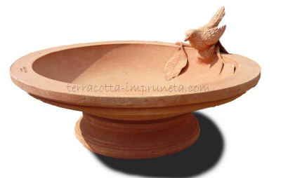 Terracotta-Vogeltränke mit Vogel