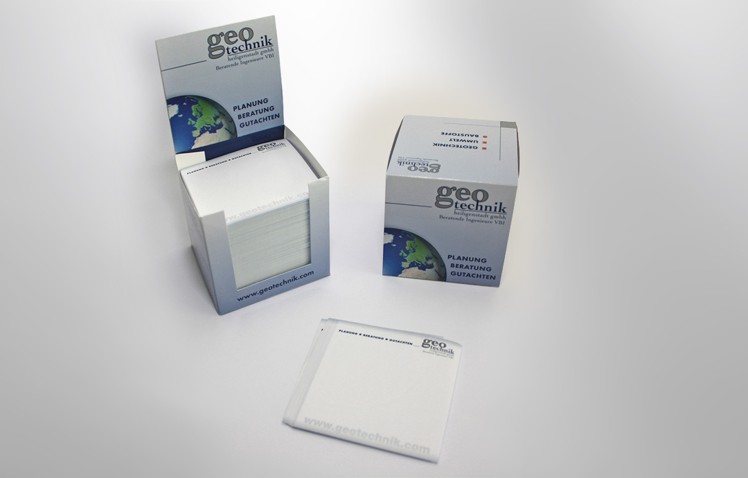 Kartonbox mit Notizzetteln