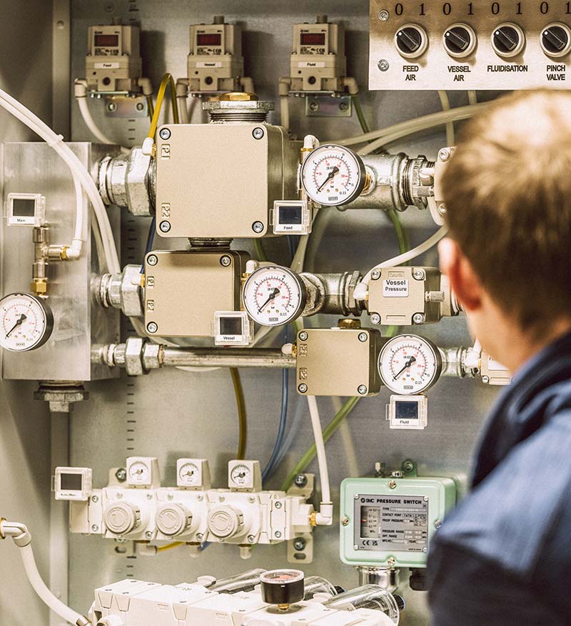 Prozessschrank mit Hydraulik, Pneumatik und Messtechnik