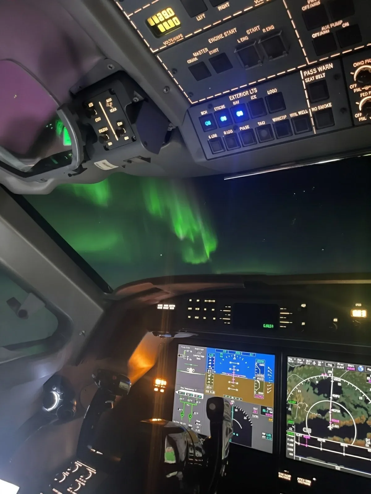 Cockpitblick mit Polarlichtern