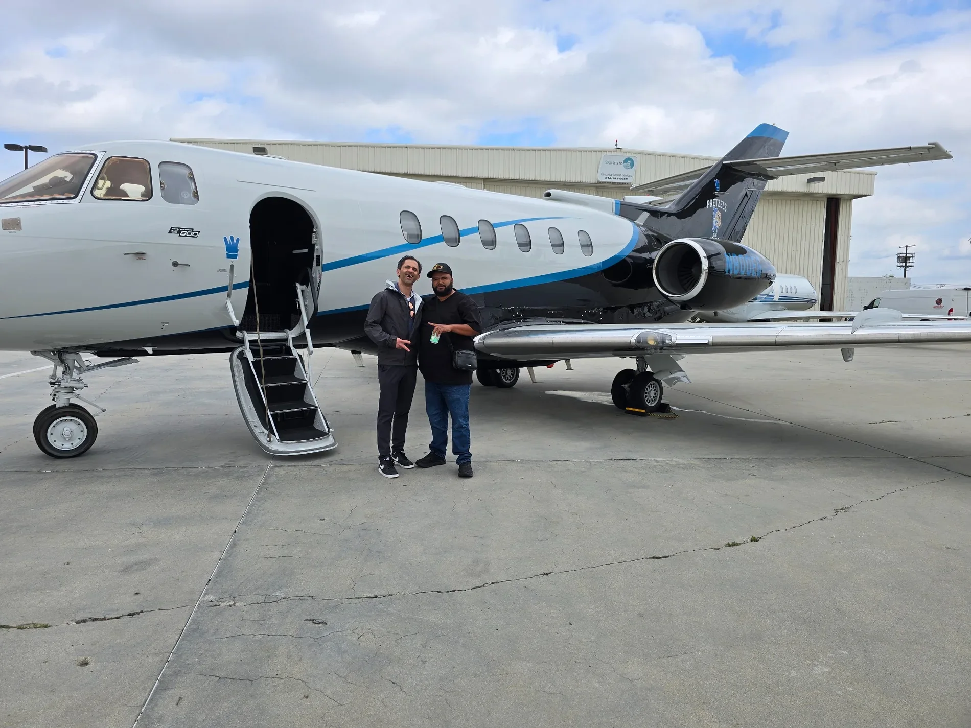 Team vor einem Hawker am Ramp
