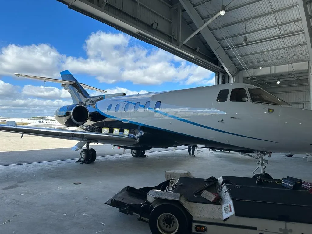 Hawker im Hangar